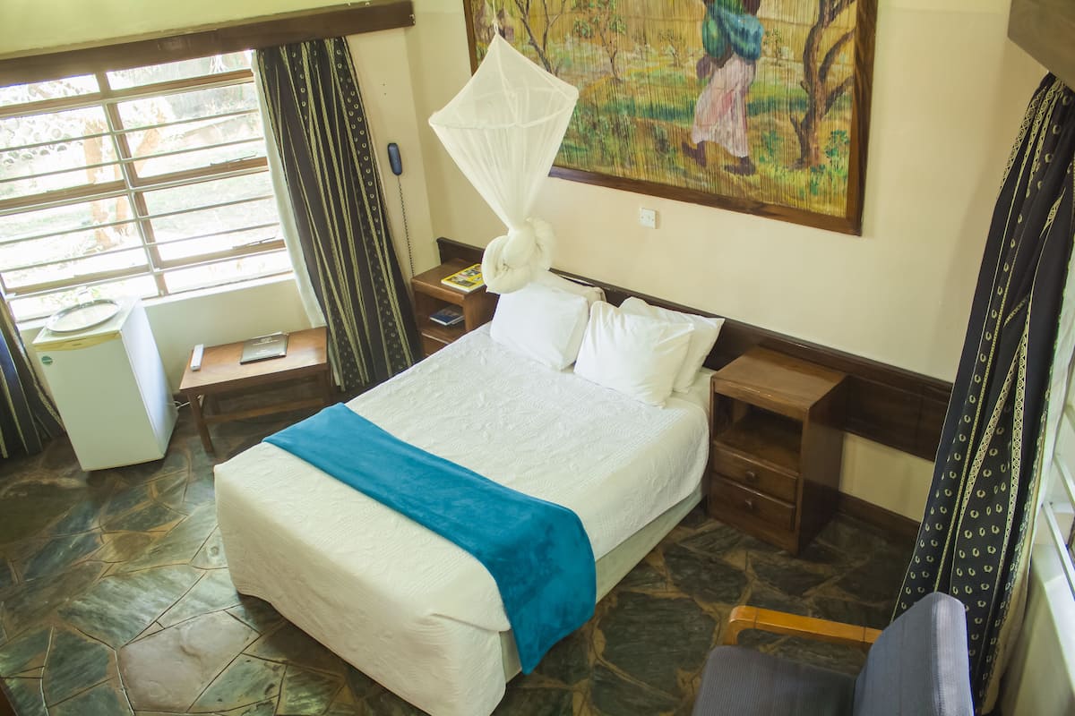 Desk, free WiFi, bed sheets