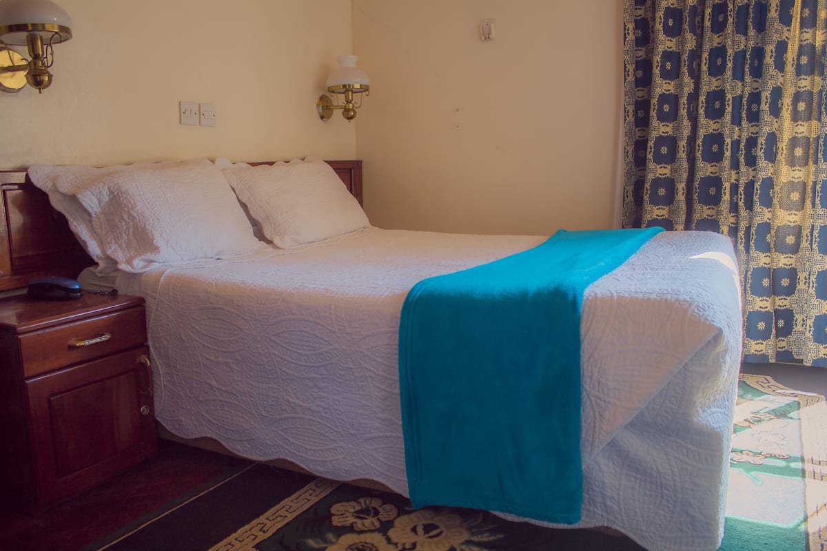Desk, free WiFi, bed sheets