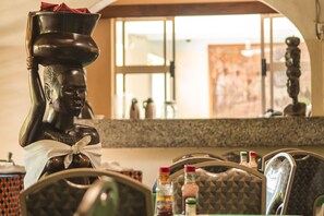 아침 식사, 점심 식사, 저녁 식사 제공, 현지 및 세계 요리