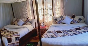 Zweibettzimmer | Hochwertige Bettwaren, Betten mit Memory-Foam-Matratzen, Schreibtisch