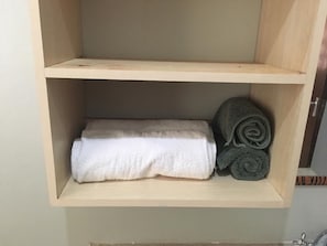 Dusche, kostenlose Toilettenartikel, Hausschuhe, Handtücher