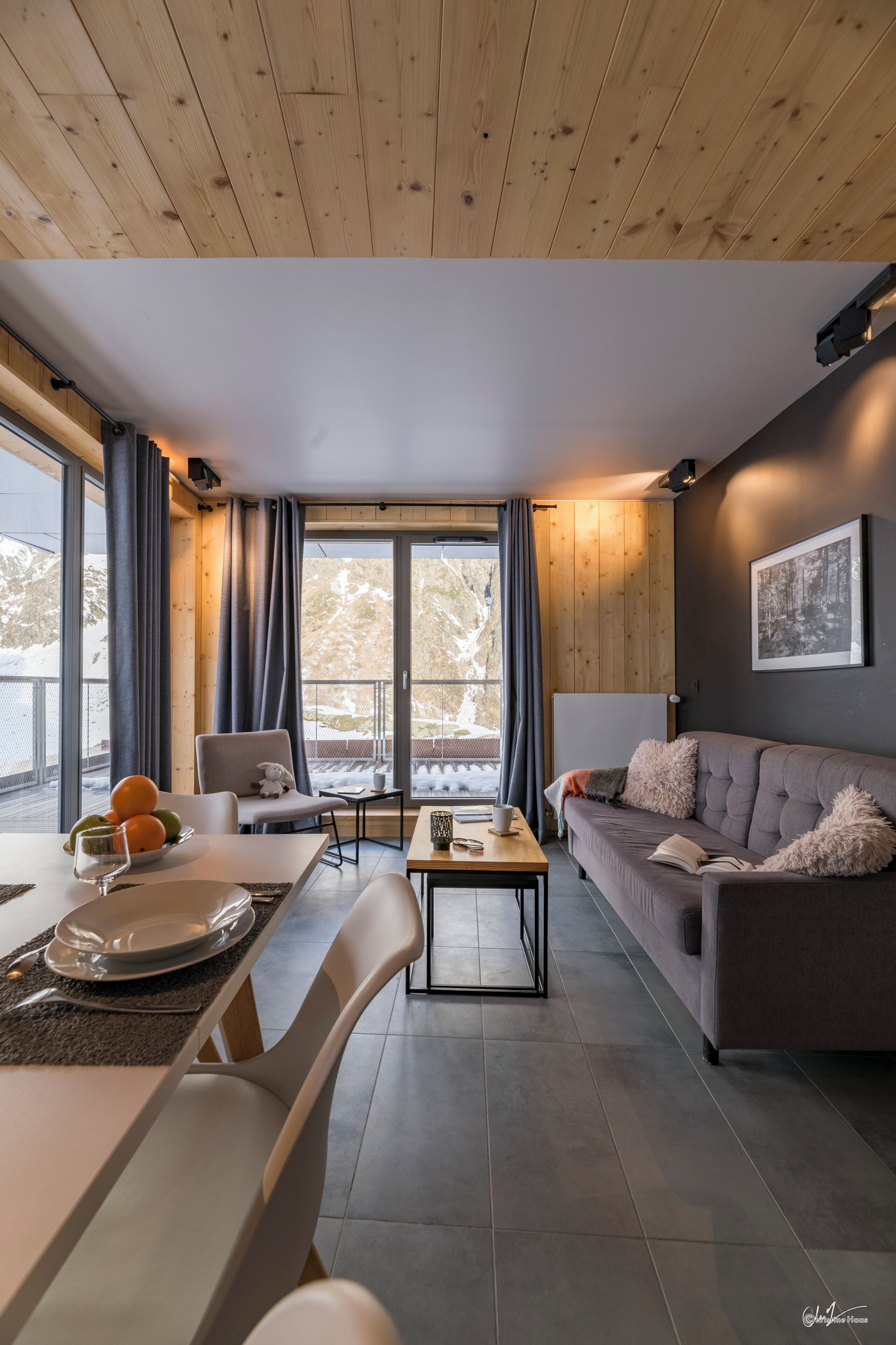 Een 40-cm flatscreentelevisie met digitale zenders en televisie