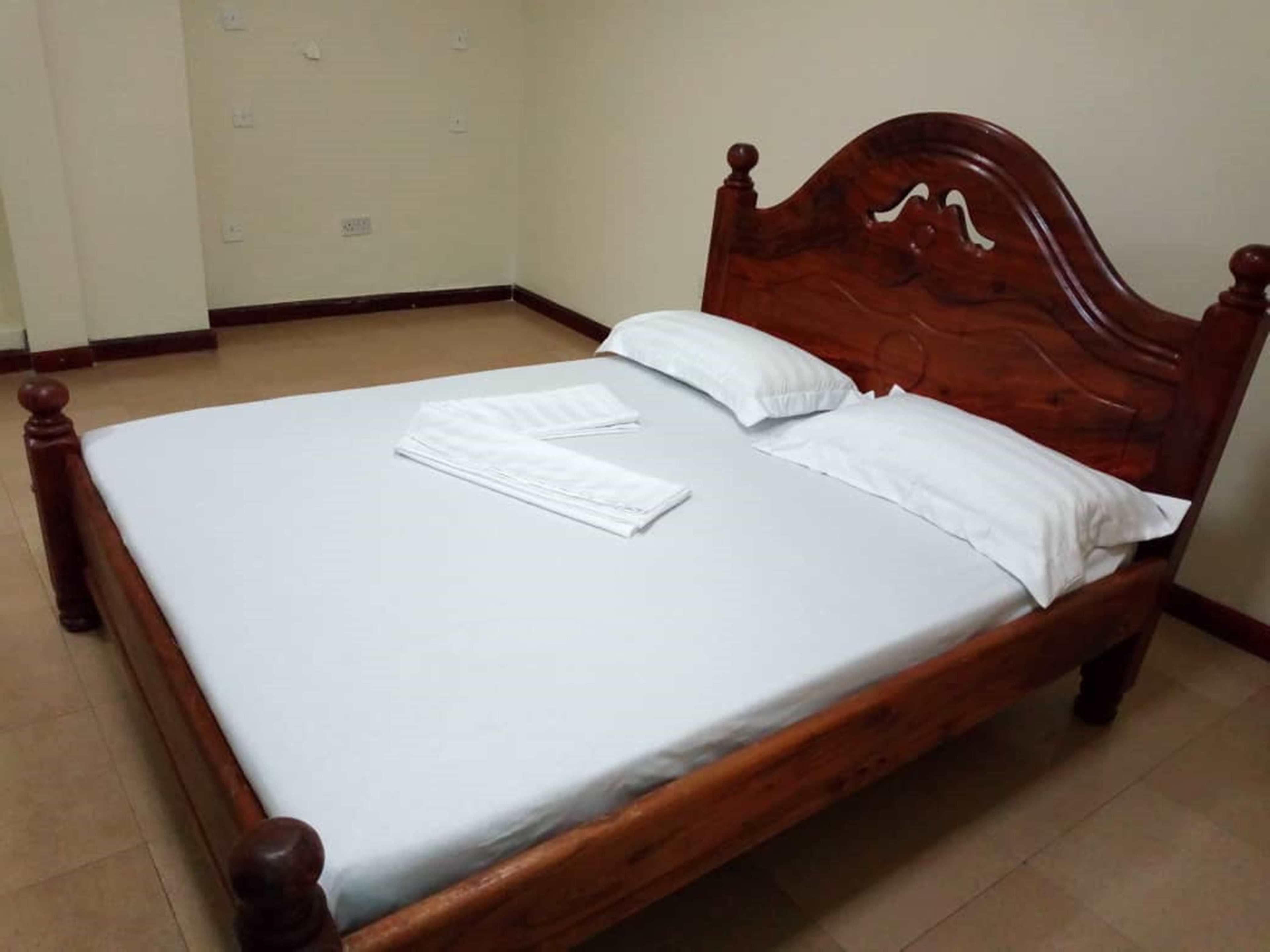 Desk, soundproofing, free WiFi, bed sheets