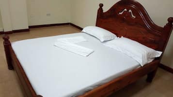Desk, soundproofing, free WiFi, bed sheets