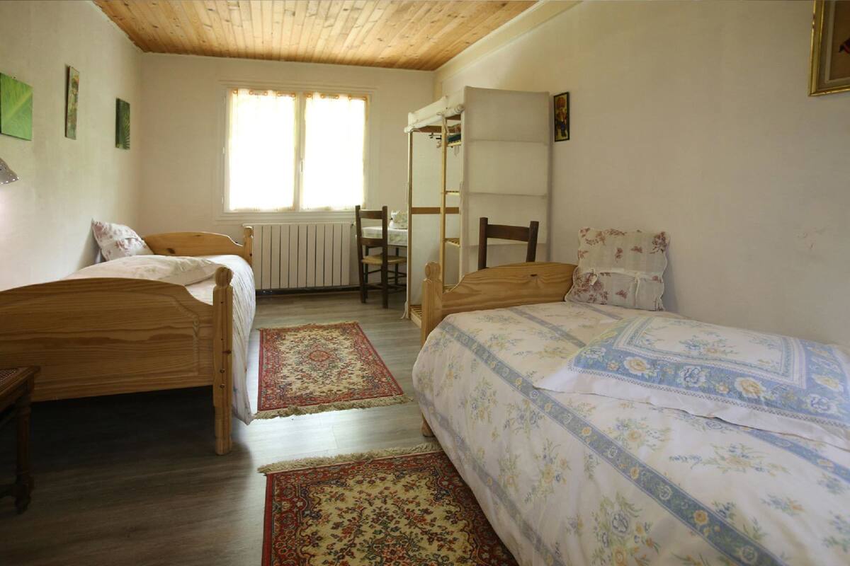 Premium bedding, iron/ironing board, free WiFi, bed sheets