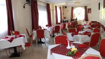 Phục vụ bữa sáng, bữa trưa, bữa tối, món địa phương và quốc tế