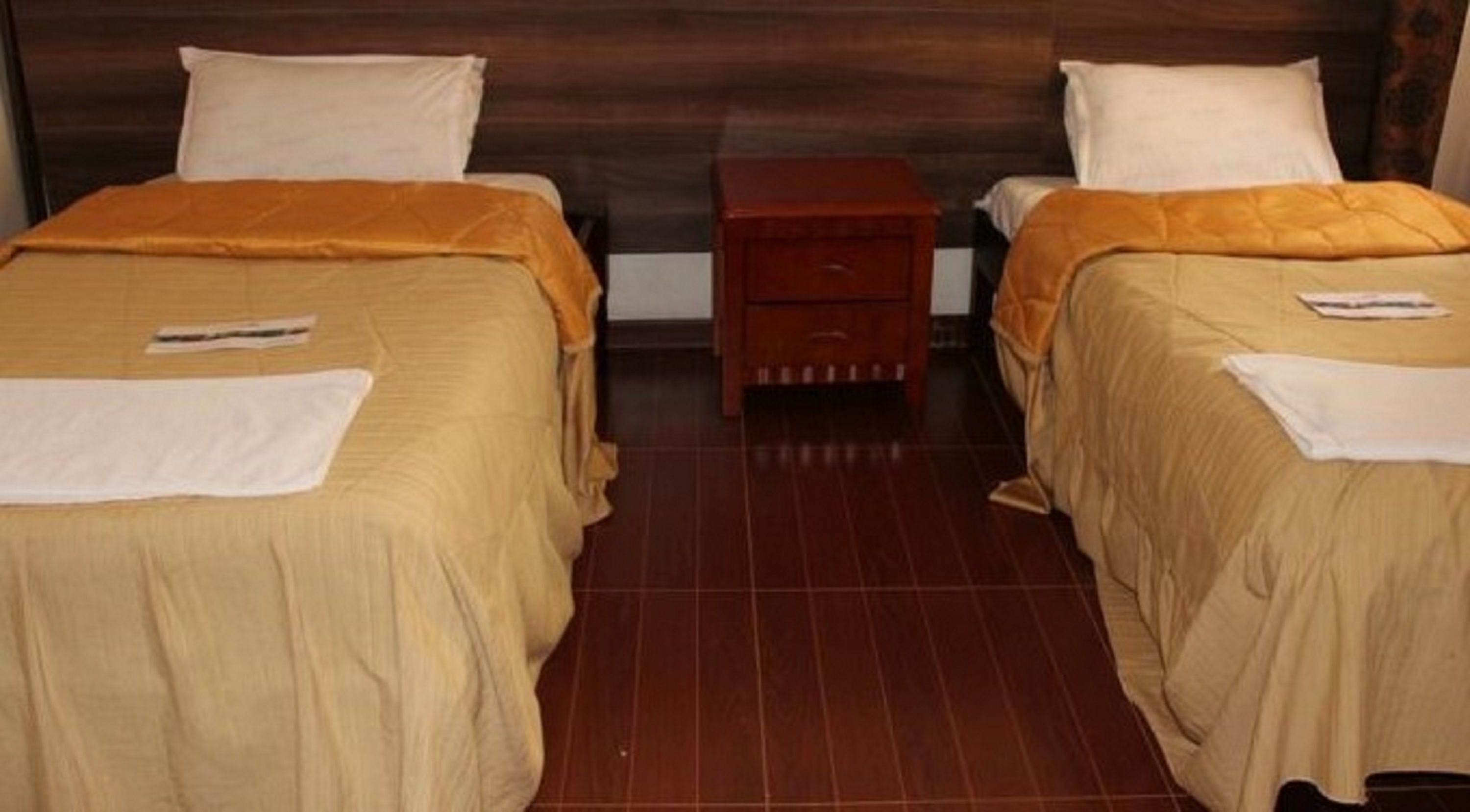 Ropa de cama de alta calidad, camas con efecto memoria y escritorio 