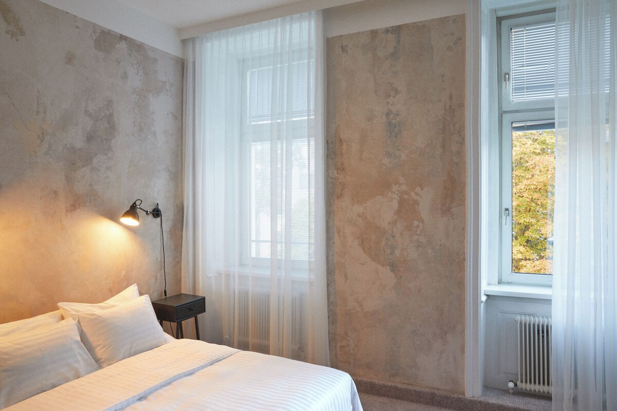 Premium bedding, in-room safe, desk, laptop workspace
