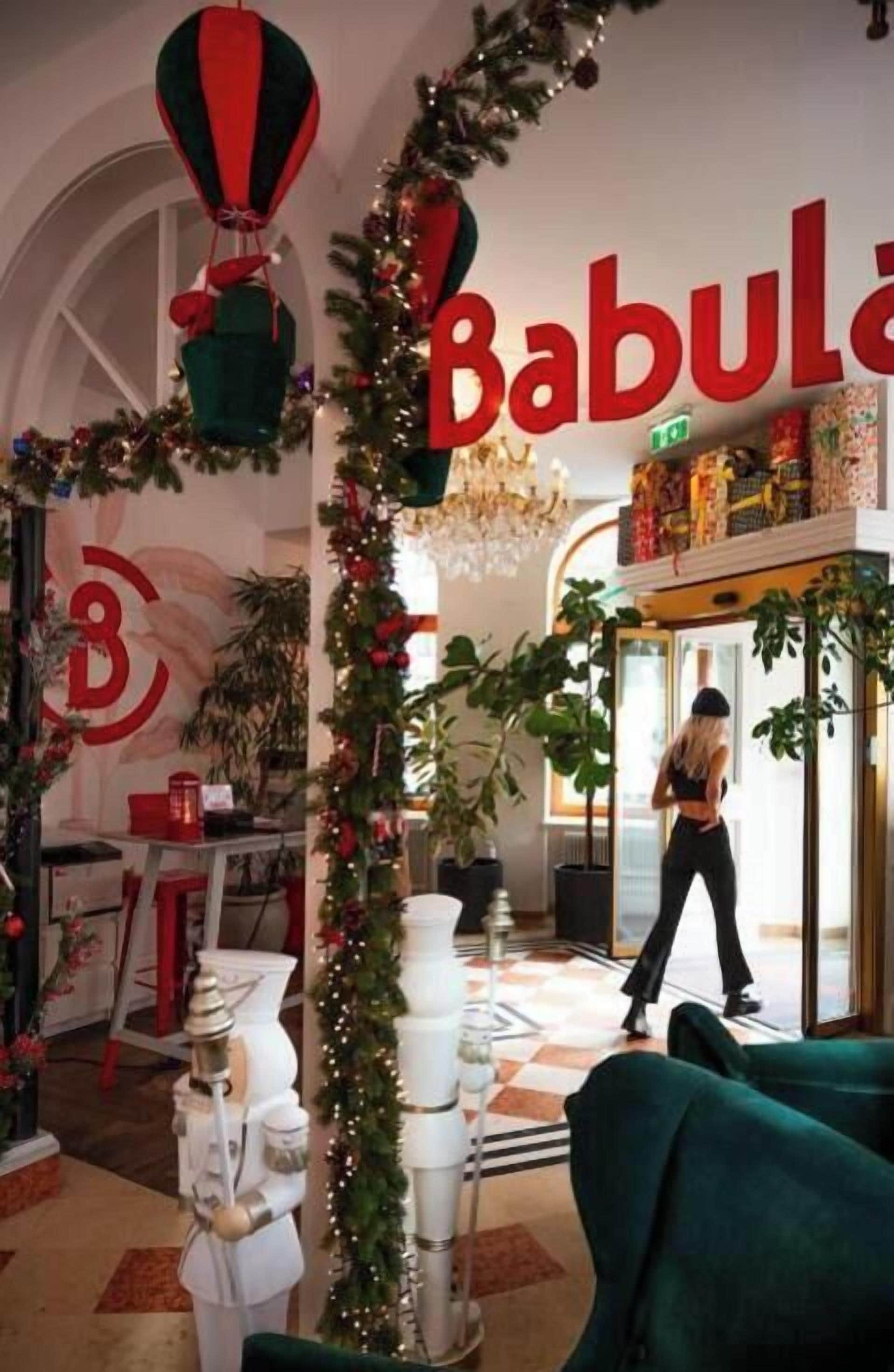 Eine Lobby mit Weihnachtsstimmung, einschließlich Girlanden und einem großen 'Baboul'-Schild.