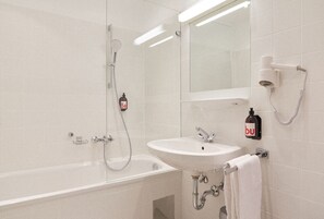 Douche, articles de toilette gratuits, sèche-cheveux