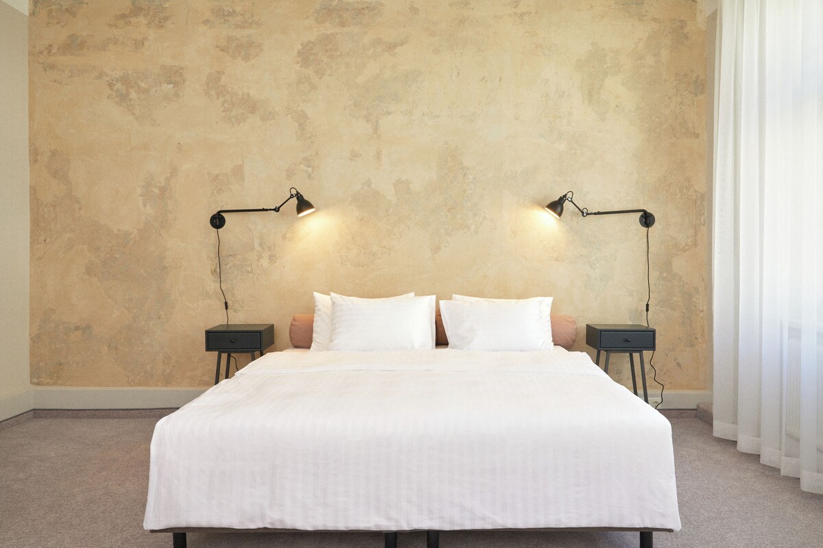 Double Room (King) | Premium bedding, in-room safe, desk, laptop workspace