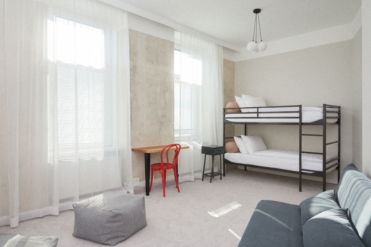 Vierpersoonskamer | 1 slaapkamer, luxe beddengoed, een kluis op de kamer, een bureau