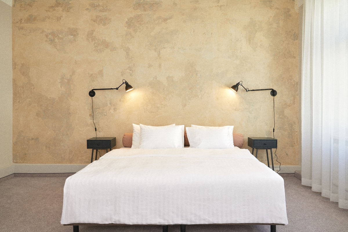 1 slaapkamer, luxe beddengoed, een kluis op de kamer, een bureau