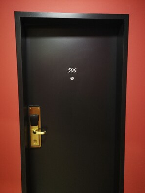 A black door with the number 506 and a keyhole. - Hotel Babula am Augarten (Vienna)