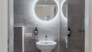 Regadera, amenidades de baño gratuitas, secadora de cabello, toallas