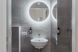 Douche, articles de toilette gratuits, sèche-cheveux