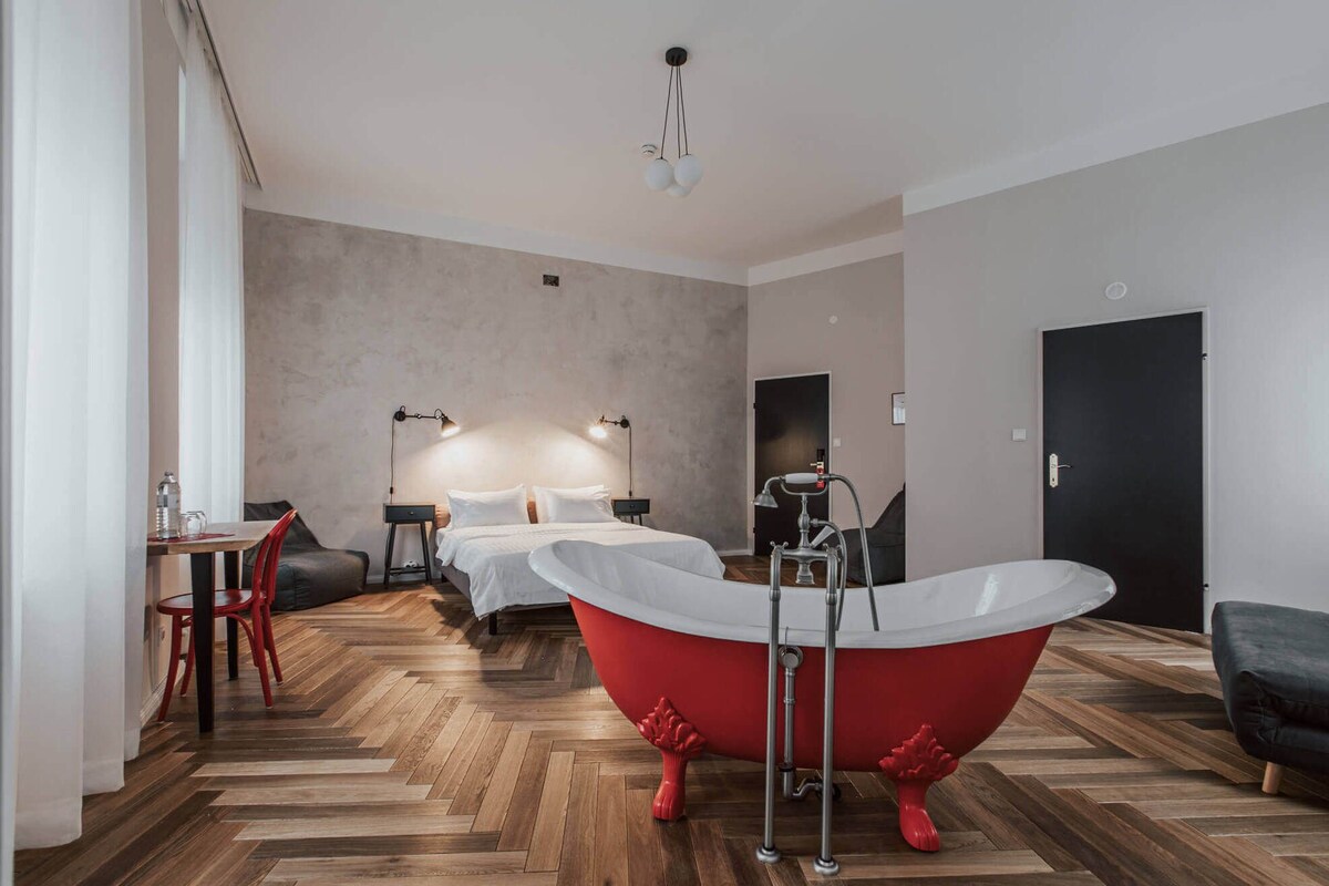 Suite, 1 Queen Bed | Premium bedding, in-room safe, desk, laptop workspace