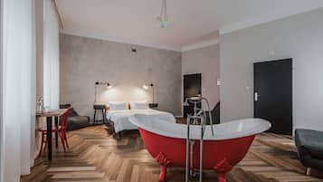 Suite, 1 Queen-Bett | Hochwertige Bettwaren, Zimmersafe, Schreibtisch