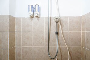 Chambre | Salle de bain | Douche, articles de toilette gratuits, serviettes fournies