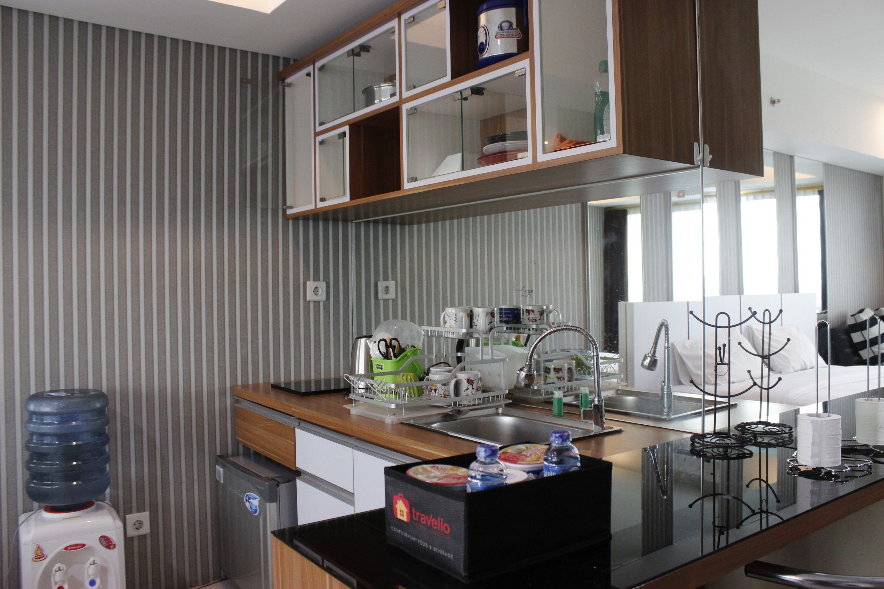 Room | Private kitchenette | Fridge, stovetop, cookware/dishes/utensils
