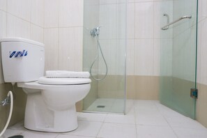 Zimmer | Badezimmer | Dusche, kostenlose Toilettenartikel, Handtücher