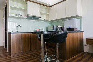 Quarto | Cozinha americana privada | Geladeira, cooktop, talheres/pratos/utensílios de cozinha