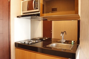 Room | Private kitchen | Fridge, microwave, stovetop, electric kettle - Classic 2BR Apartment At Gateway Pasteur near Exit Toll (Cimahi)
