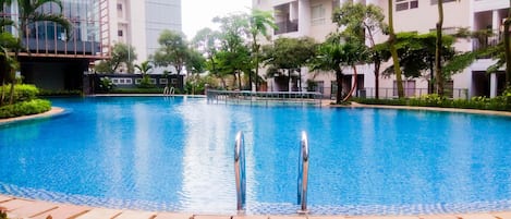 Una piscina al aire libre