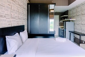 1 bedroom, desk, laptop workspace, free WiFi - Comfy Studio Apartment @ Skylounge Tamansari (Tangerang)