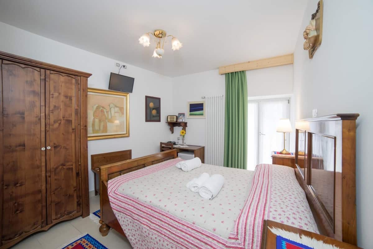 Double Room, Accessible | 1 bedroom, in-room safe, desk, blackout curtains