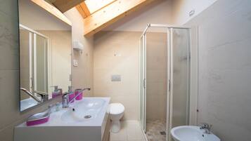 Chambre Double ou avec lits jumeaux, balcon, vue montagne (Mansard) | Salle de bain