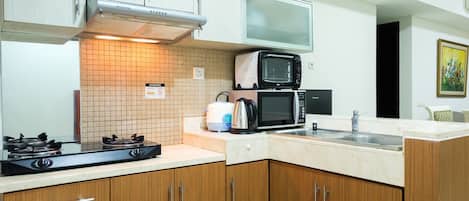 Habitación | Cocineta privada | Refrigerador, parrilla de estufa y utensilios de cocina