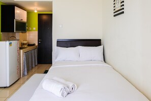 1 bedroom, free WiFi, bed sheets - Cozy Studio Serpong Greenview Apartment (South Tangerang)