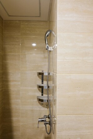 Zimmer | Dusche im Bad
