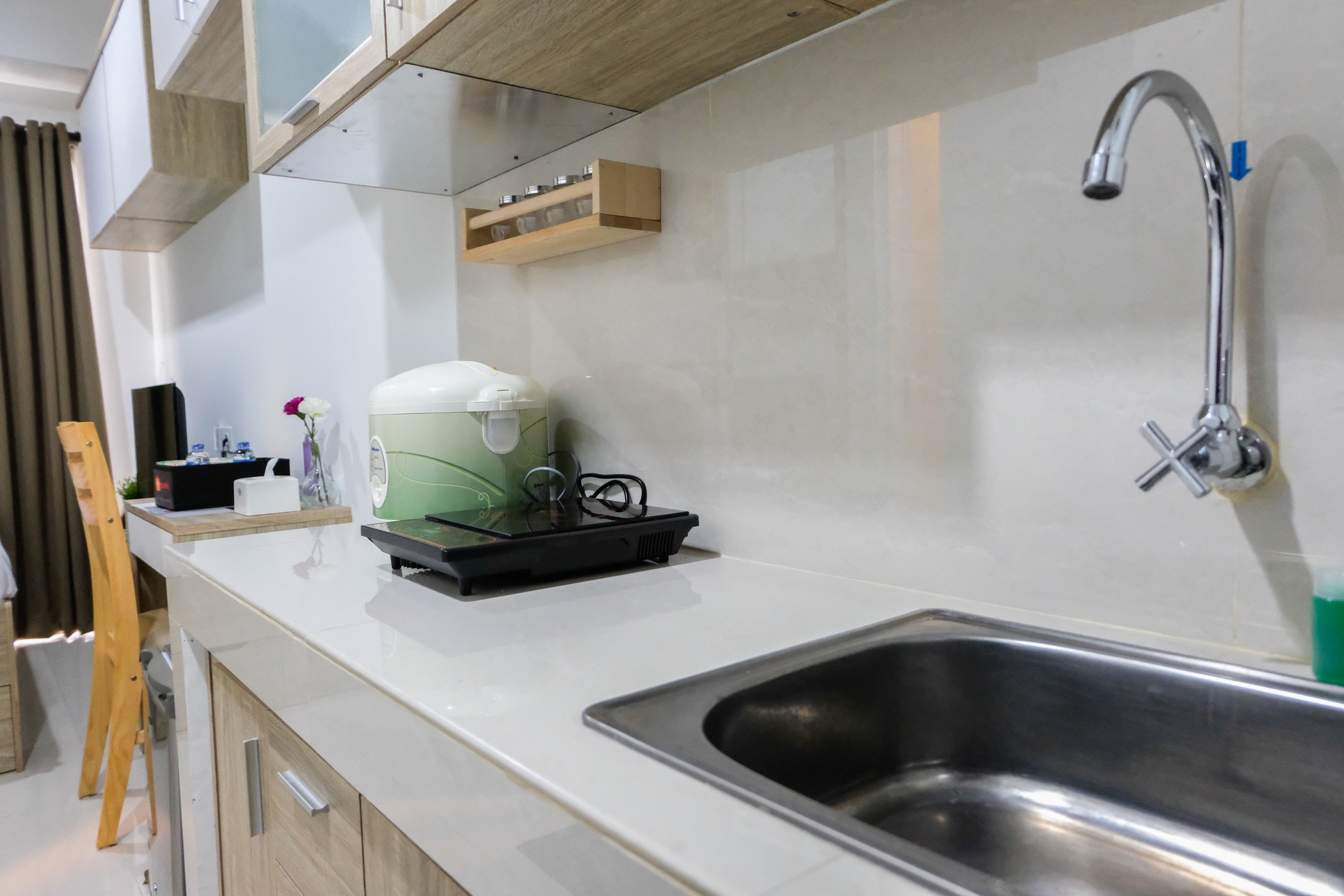 Refrigerador, placa de cocina, tetera/pava eléctrica