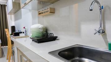 Refrigerador, placa de cocina, tetera/pava eléctrica