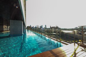 Outdoor pool - Elegant Studio Menteng Park Apartment (Jakarta)