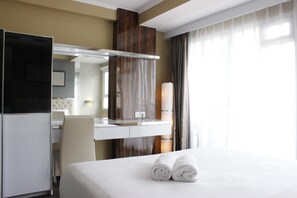 1 bedroom, desk, free WiFi, bed sheets - Exquisite 1BR Apartment at Gateway Pasteur (Cimahi)