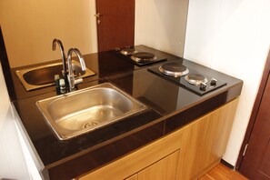 Habitación | Cocineta privada | Refrigerador, microondas, parrilla de estufa y tetera eléctrica 