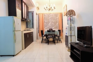 Enjoy a compact living space with a kitchenette, dining area, and comfortable seating for relaxation.