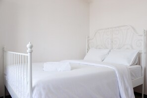 Room | 2 bedrooms, desk, bed sheets - Modern Look 2BR Gateway Pasteur Apartment (Cimahi)