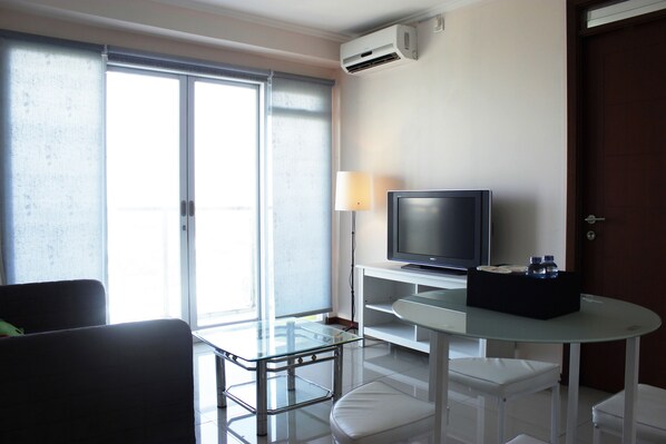 Room | Living area | TV - Modern Look 2BR Gateway Pasteur Apartment (Cimahi)