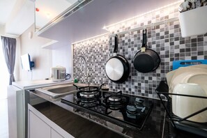 Zimmer | Eigene Kochnische | Kühlschrank, Herdplatte, Wasserkocher, Kochgeschirr/Geschirr/Besteck