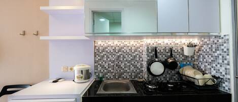 Room | Private kitchenette | Fridge, stovetop, electric kettle, cookware/dishes/utensils