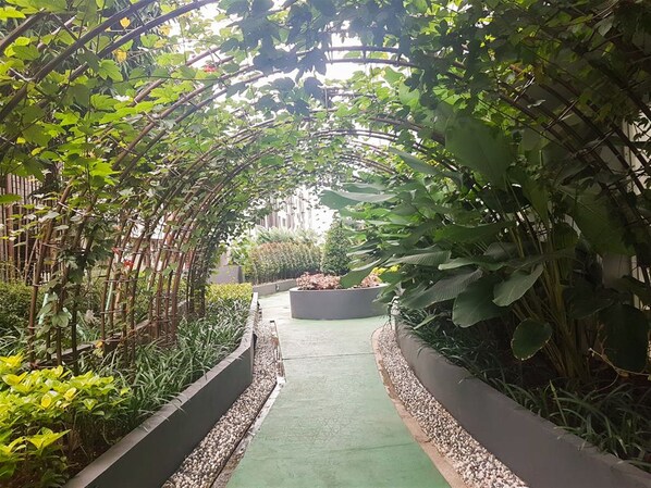 Garden - Modern Studio Casa De Parco Apartment (Pagedangan)