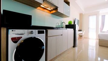 Room | Private kitchen | Fridge, microwave, stovetop, cookware/dishes/utensils