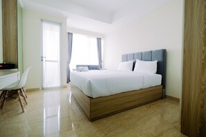 1 bedroom, desk, free WiFi, bed sheets - Nice Studio Menteng Park Apartment (Jakarta)