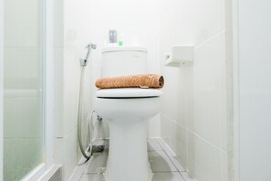 Room | Bathroom | Shower, free toiletries, towels, toilet paper