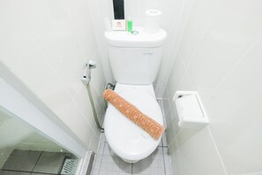 Bathroom amenities - Simple Furnished Studio 19 Avenue Apartment (Tangerang)