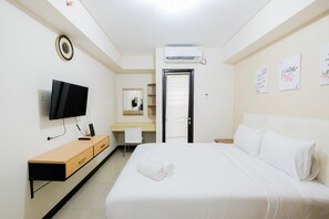 1 bedroom, desk, free WiFi, bed sheets - Simple Furnished Studio 19 Avenue Apartment (Tangerang)
